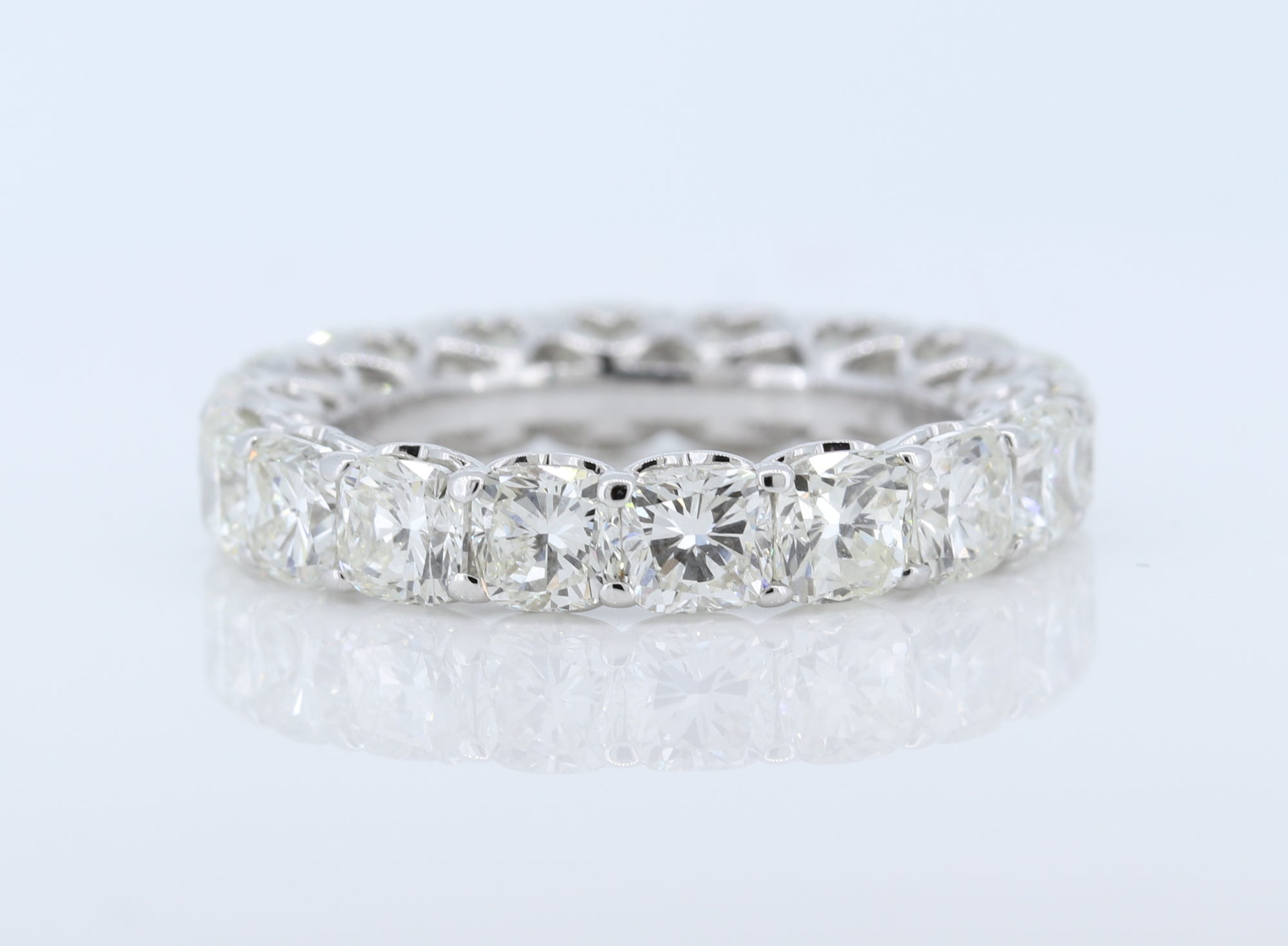 18Kw Cushion Cut 18 Stone Eternity Band D-4.50